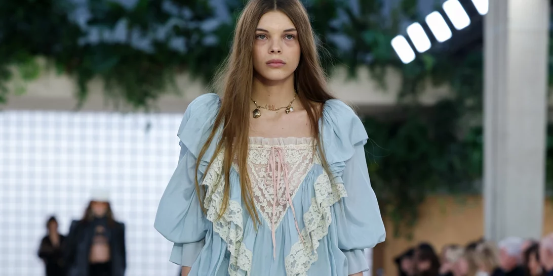 Αυτά τα δερμάτινα πέδιλα με ξεκούραστη πλατφόρμα κοστίζουν 35.99 € και θα γίνουν τα αγαπημένα σου