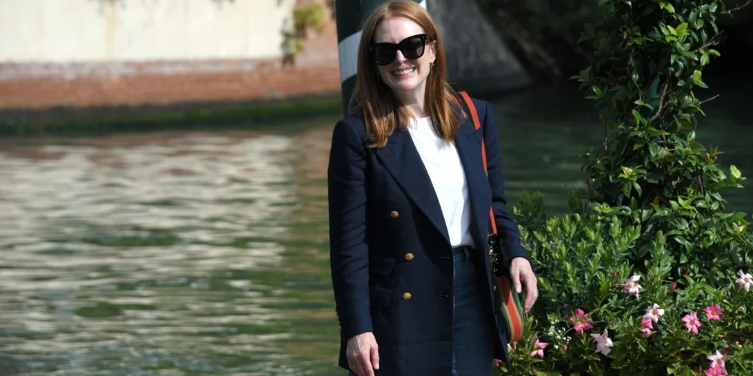 Η εμφάνιση της Julianne Moore στη Βενετία ήταν η επιτομή της ανεπιτήδευτης κομψότητας
