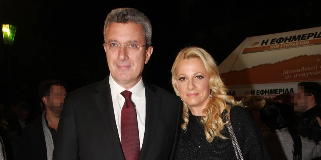 Νίκος Χατζηνικολάου - Κρίστη Τσολακάκη | Το τρυφερό φιλί δίπλα στο χριστουγεννιάτικο δέντρο