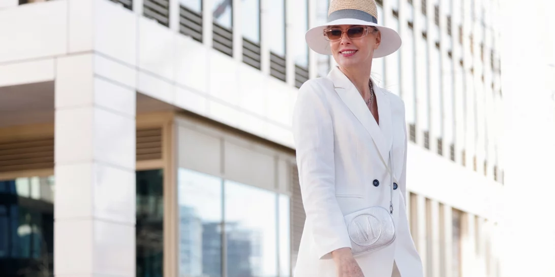 Καλοκαίρι 2025 | Τα χρώματα που επιλέγουν στο ντύσιμό τους οι κομψές γυναίκες άνω των 50