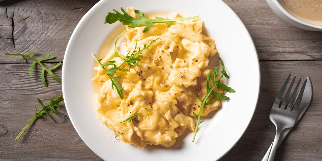 Scrambled eggs στον φούρνο με φέτα: Η νέα viral συνταγή που θα λατρέψεις