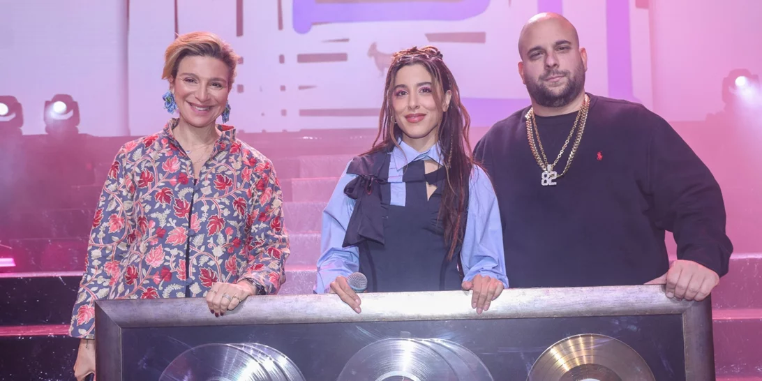 Μαρίνα Σάττι | Αγκαλιά με φίλους και συνεργάτες στην εξαπλή απονομή της – Φωτογραφίες