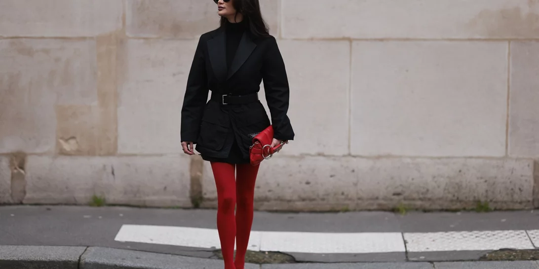 Κόκκινο καλσόν |  Πώς να το φορέσεις και να απογειώσεις το κάθε look