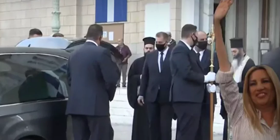 Φώφη Γεννηματά: Η στιγμή που φτάνει στο παρεκκλήσι της Μητρόπολης η σορός της - Με τρεις σημαίες το φέρετρο