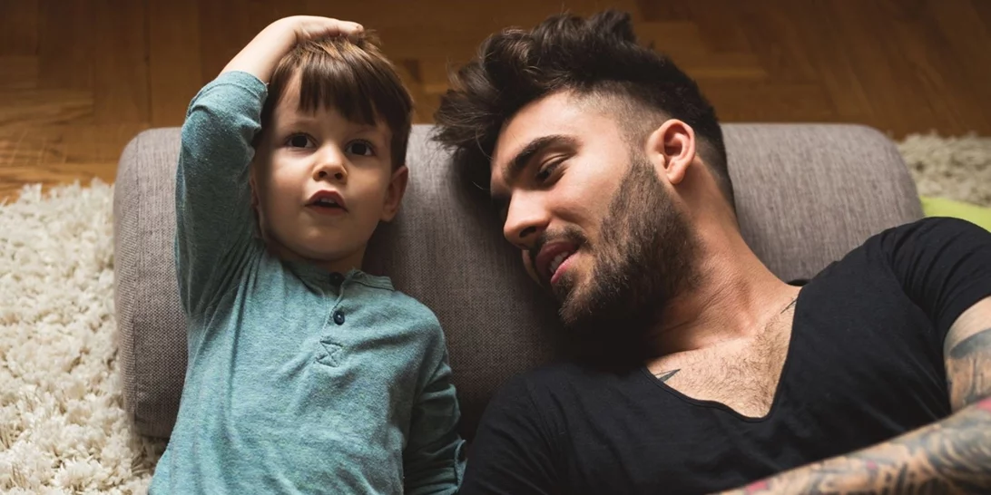 Ένας μπαμπάς μαθαίνει στον γιο του πώς να διαχειρίζεται τον θυμό του | To βίντεο που μας συγκίνησε