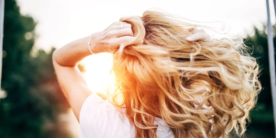 Τα καλύτερα αντηλιακά μαλλιών για προστασία, ενυδάτωση και λάμψη στα μαλλιά φέτος το καλοκαίρι