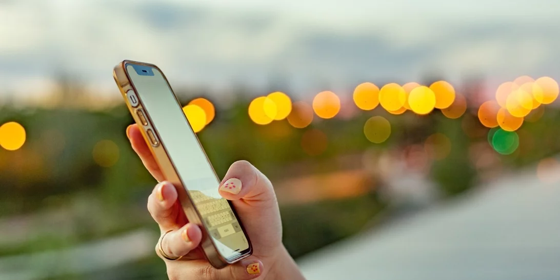 Γιατί το κινητό σου πάντα πρέπει να το αφήνεις με την οθόνη προς τα κάτω