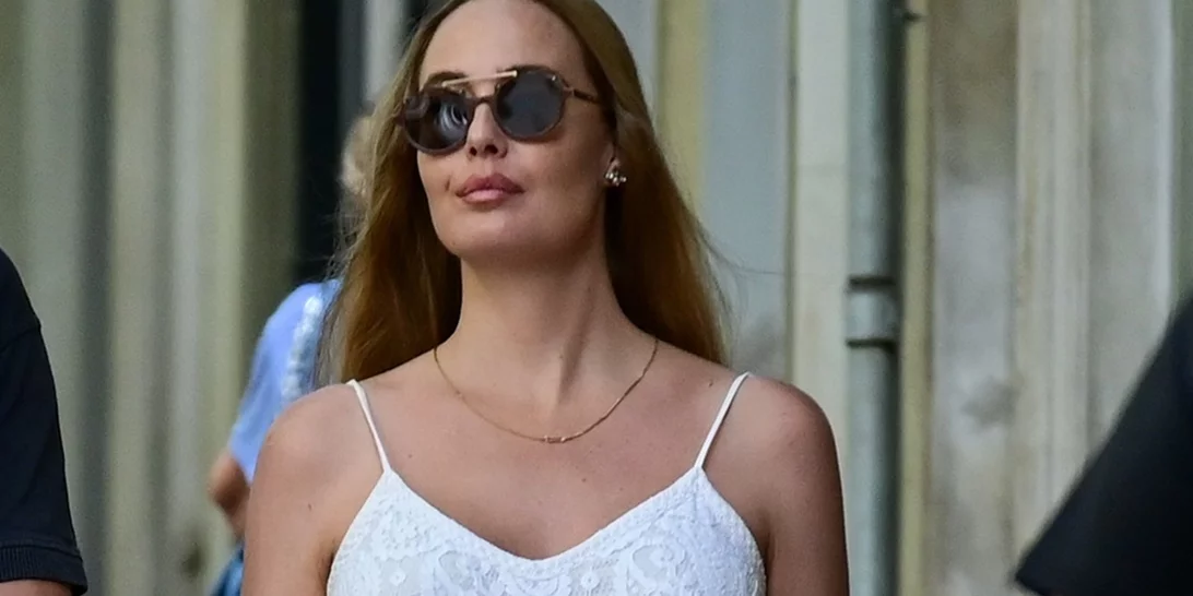 Αντωνία Καλλιμούκου | Σε πολύ προχωρημένη εγκυμοσύνη στο κέντρο της Αθήνας - Με στενή ολόσωμη φόρμα