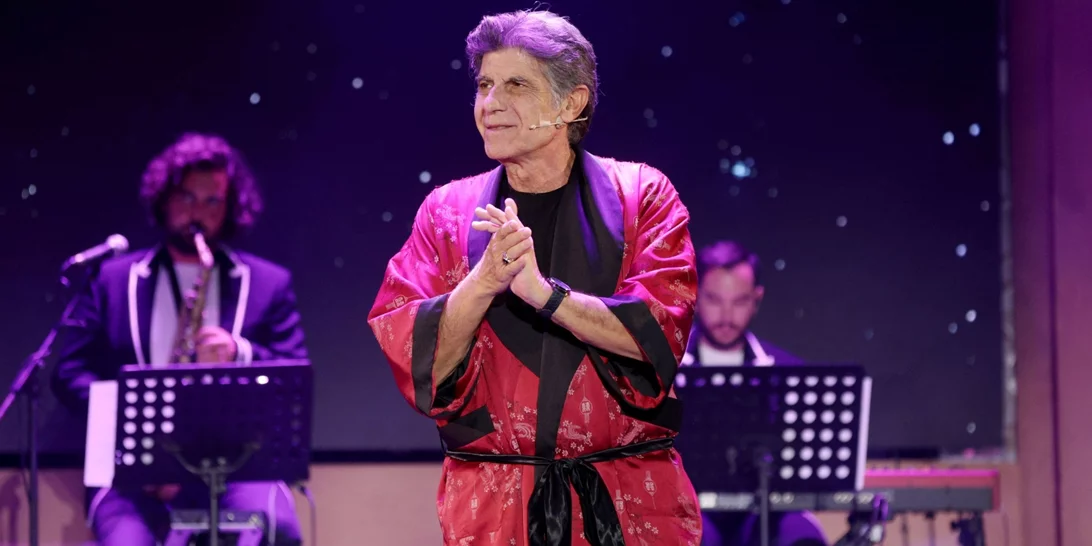 Ο Γιάννης Μπέζος πάει κόντρα στην ύπουλη επέλαση του παρελθόντος. Και αυτό τον κάνει τόσο ξεχωριστό