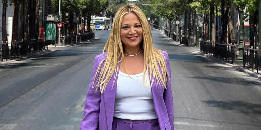 Η Νάνσυ Ζαμπέτογλου με το floral πουκάμισο από τη Mango που θα φοράς non stop την άνοιξη