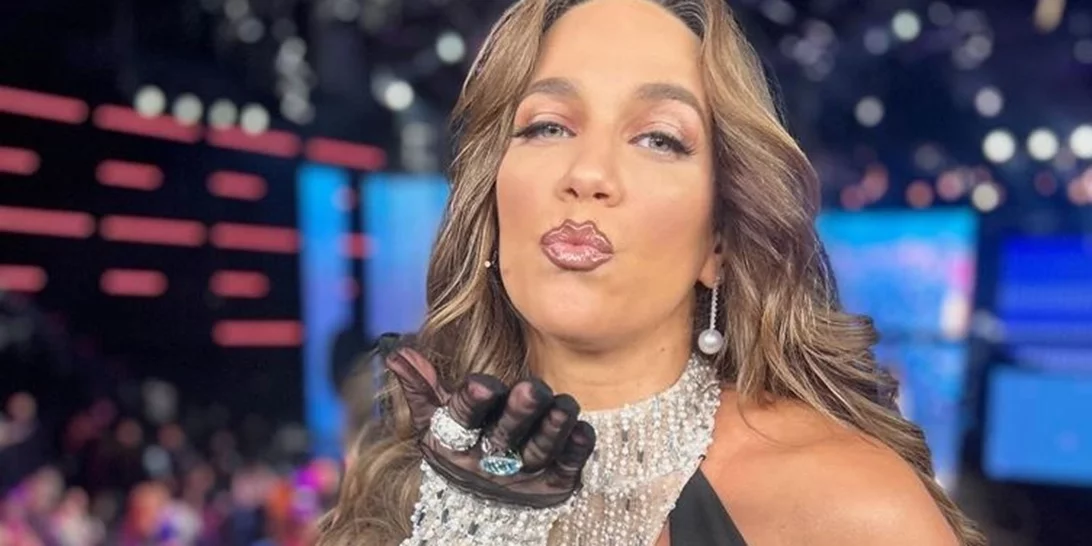 "Είμαστε εδώ για τα σχόλια" | Η Κατερίνα Στικούδη ένα μήνα μετά τη γέννα, επέστρεψε στο πλατό του "J2us" φορώντας το πιο σέξι μαύρο φόρεμα