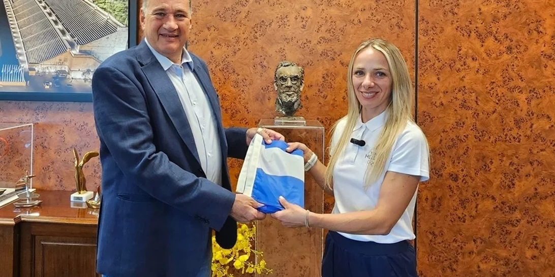 Παρίσι 2024: Ο Σπύρος Καπράλος παρέδωσε την ελληνική σημαία στη σημαιοφόρο Αντιγόνη Ντρισμπιώτη- "Είναι τεράστια η τιμή"