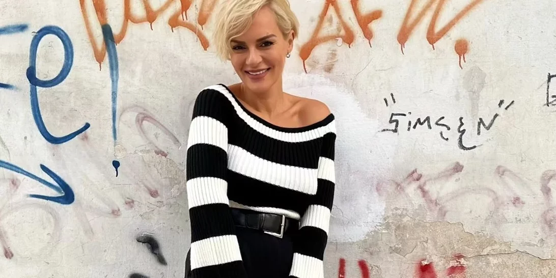 Έλενα Χριστοπούλου | Συνδύασε το midi floral φόρεμά της με τις μπότες που πρέπει οπωσδήποτε να έχεις στη συλλογή σου