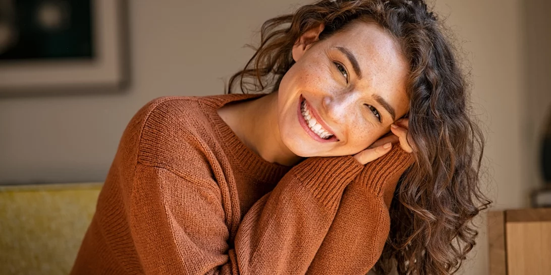 Λεύκανση δοντιών στο σπίτι με σόδα + λεμόνι: Ναι ή όχι; Τι απαντά ο οδοντίατρος Κωνσταντίνος Δέδες