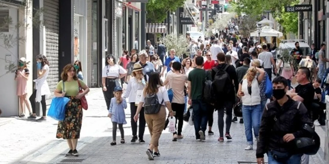 Eυρωβαρόμετρο | Οι Έλληνες επιλέγουν την τηλεόραση για την ενημέρωσή τους