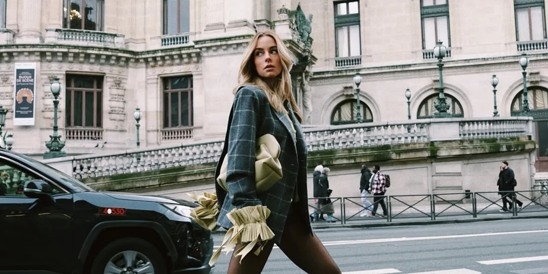 Δούκισσα Νομικού | Στους δρόμους του Παρισιού με καρό σακάκι και hotpants