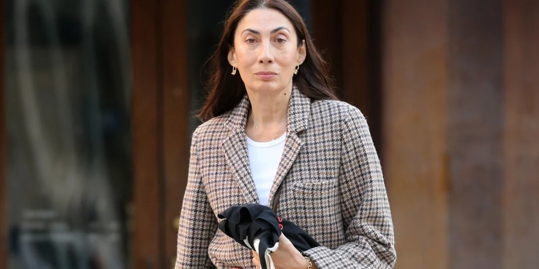 Πώς φορούν τα τζιν τους αυτή την εποχή οι πιο κομψές 50άρες