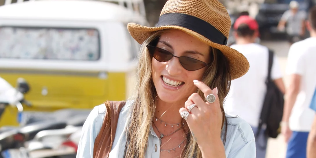 Αθηνά Οικονομάκου | Σου υπενθυμίζει ποιο αξεσουάρ δεν πρέπει να λείπει από τη τσάντα παραλίας σου