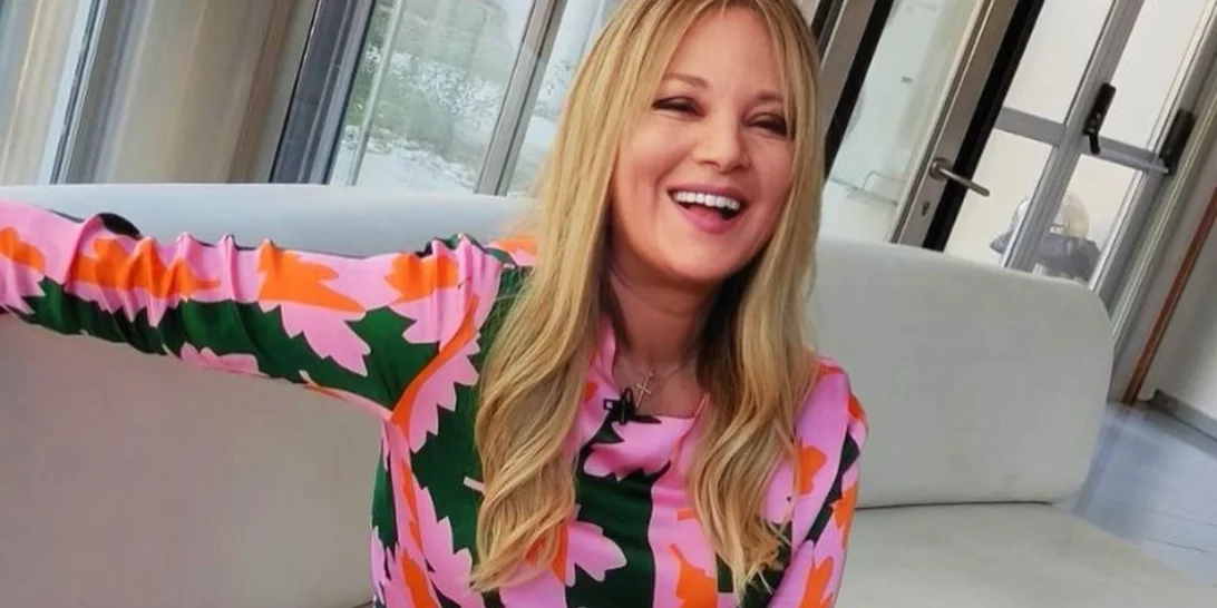 Νάνσυ Ζαμπέτογλου | Ο μοντέρνος τρόπος που φόρεσε μία σατινέ φούστα σε πρωινή έξοδο