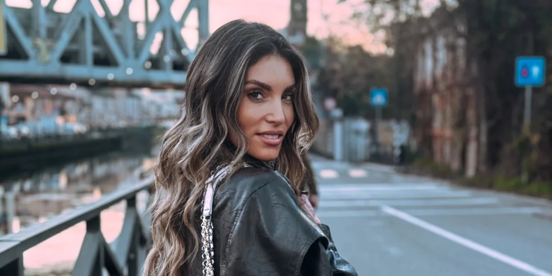 "Σαν σε παραμύθι" το σαλόνι της Αθηνάς Οικονομάκου | Η τρυφερή προσθήκη στο στολισμένο δέντρο που πρέπει να κάνεις, αν έχεις παιδιά