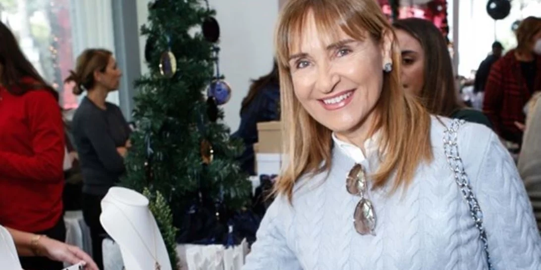 Μάρα Ζαχαρέα| Χαμογελαστή σε χριστουγεννιάτικο bazaar- Τα λευκά loafers της