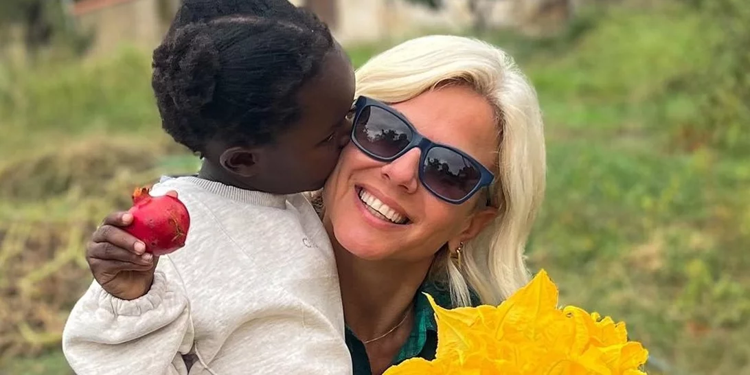 Με υπέροχο ροζ σύνολο και κοτσιδάκια | Η Χριστίνα Κοντοβά φωτογραφίζει την κόρη της, Έιντα