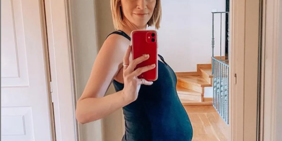 Νάντια Μπουλέ | Το απίστευτο σώμα της με στενό φόρεμα στον όγδοο μήνα της εγκυμοσύνης