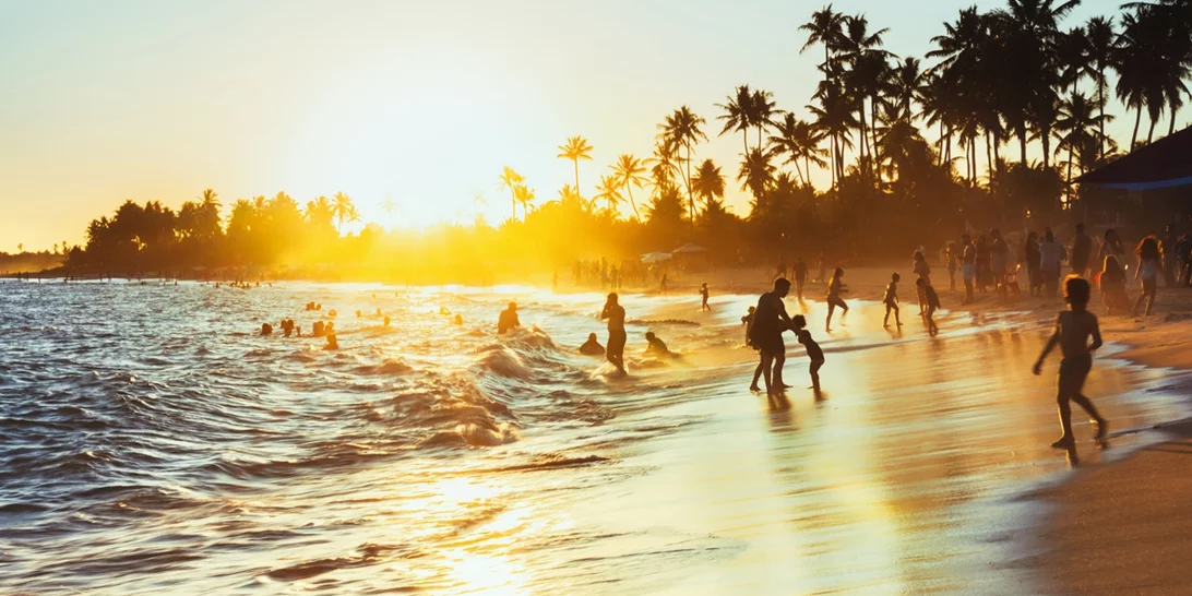 Για μπάνιο στην Αττική χωρίς αυτοκίνητο | 5 παραλίες που έχεις εύκολη πρόσβαση με τα μέσα μεταφοράς