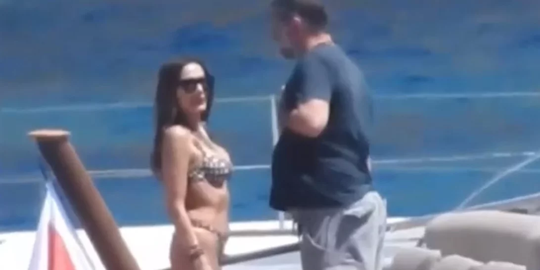 Δέσποινα Βανδή και Βασίλης Μπισμπίκης σε θαλαμηγό στη Μύκονο