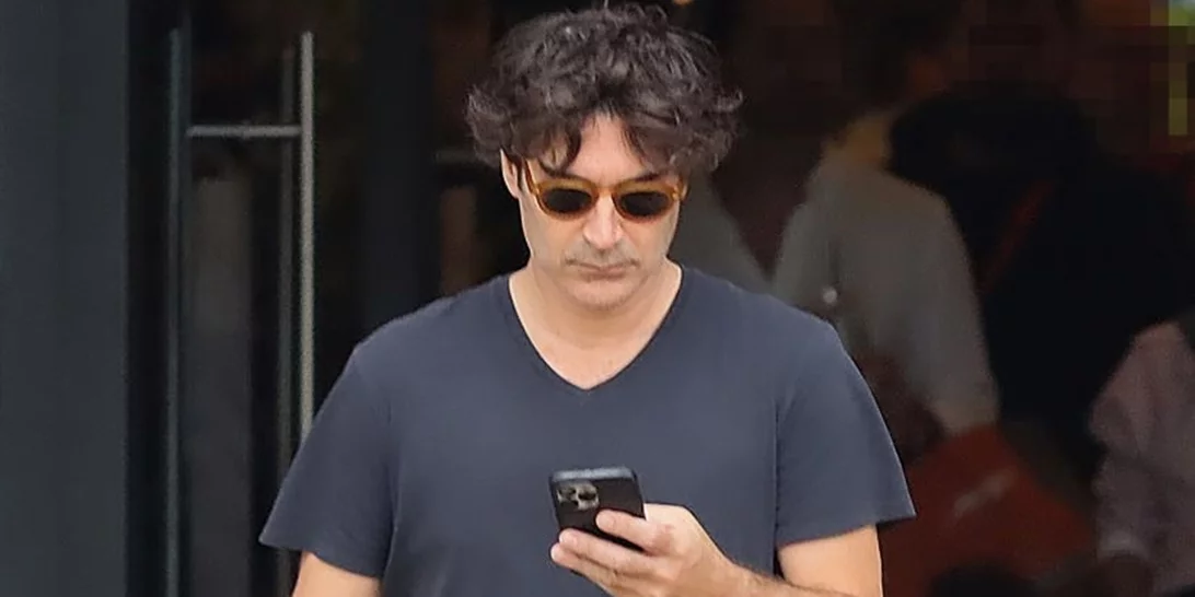 Χριστόφορος Παπακαλιάτης  | Με αθλητικό look για αγορές στα καταστήματα