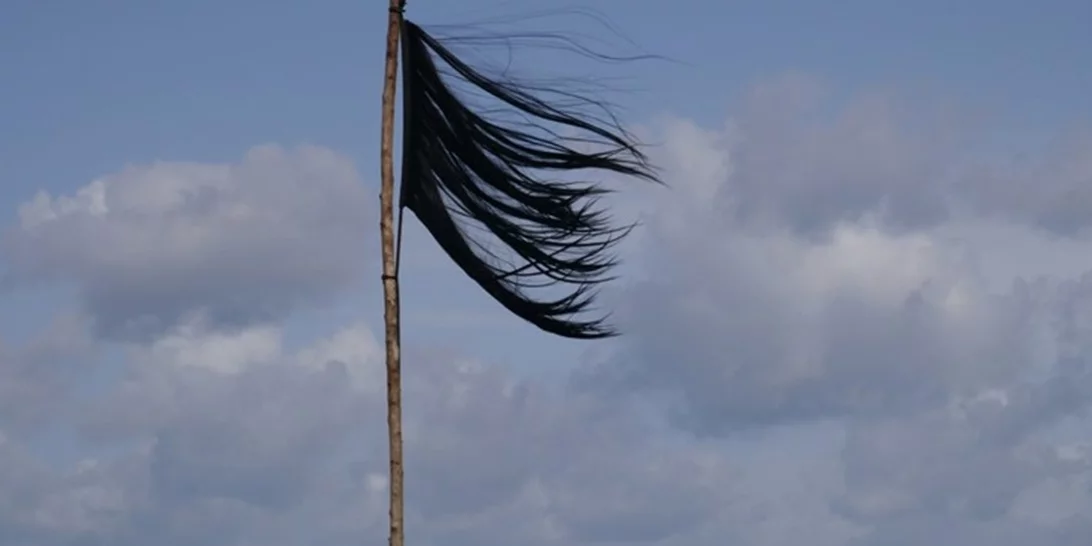 Το Ιράν φλέγεται | Μια σημαία από κομμένα μαλλιά αποτυπώνει όλη την οργή των γυναικών στο Ιράν