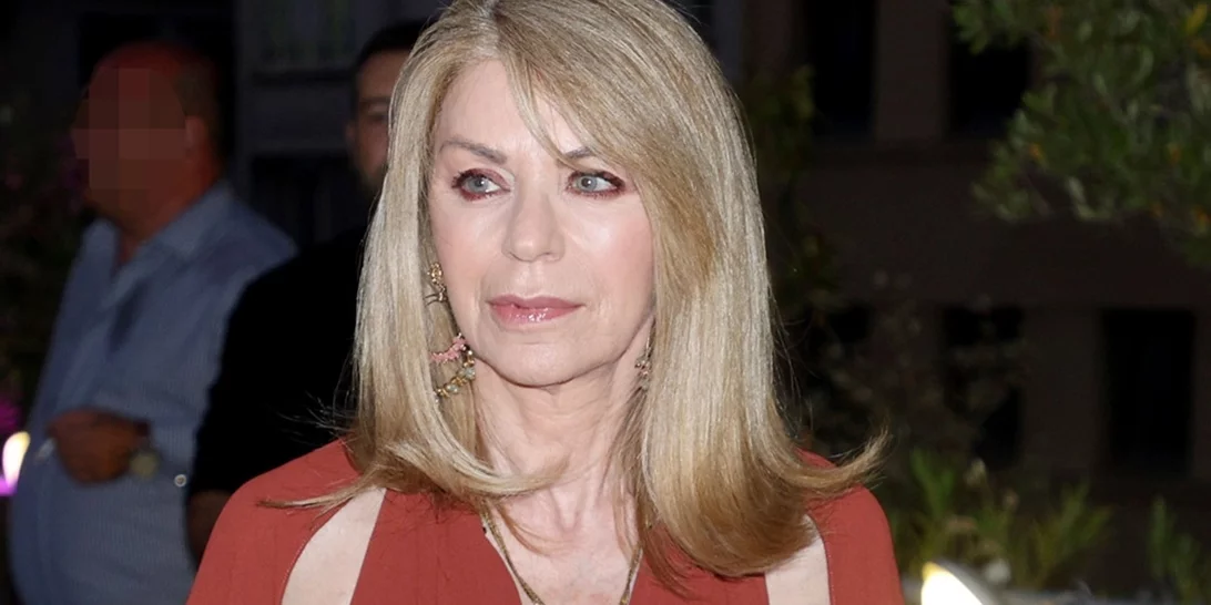 Έλλη Στάη | Με total beige δερμάτινο σύνολο στο κέντρο της Αθήνας