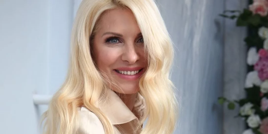 Η Ελένη Μενεγάκη στο στολισμένο σπίτι της στα Μελίσσια & η παρουσία των τεσσάρων παιδιών της