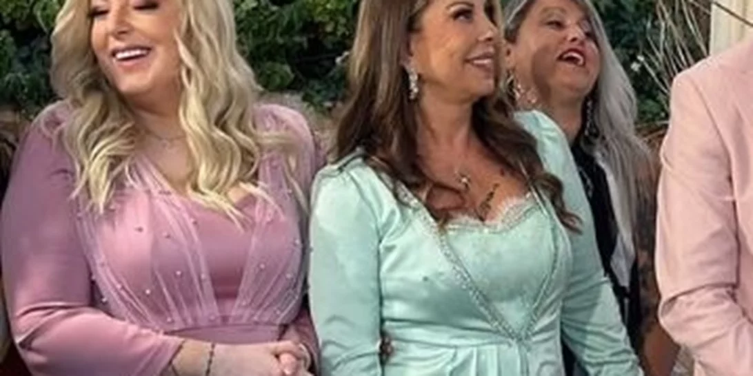 Άντζελα Δημητρίου | Περήφανη γιαγιά στη βάπτιση της εγγονής της - Τραγούδησε ζωντανά μαζί με συναδέλφους της που ήταν καλεσμένοι