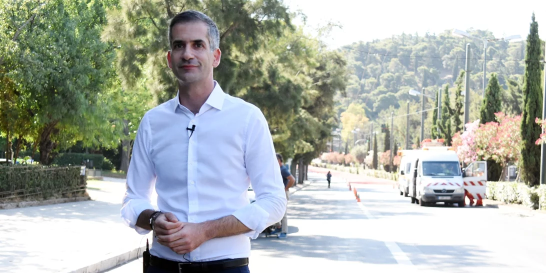 Νονός ο Κώστας Μπακογιάννης σε βάφτιση στα Χανιά [εικόνες]