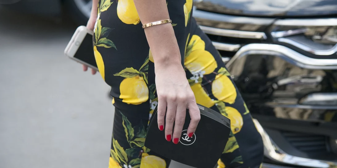 Η υφασμάτινη τσάντα με λεμόνια είναι η ιδανική για την παραλία | Κοστίζει 9,99 ευρώ & θα τη βρεις στη Zara