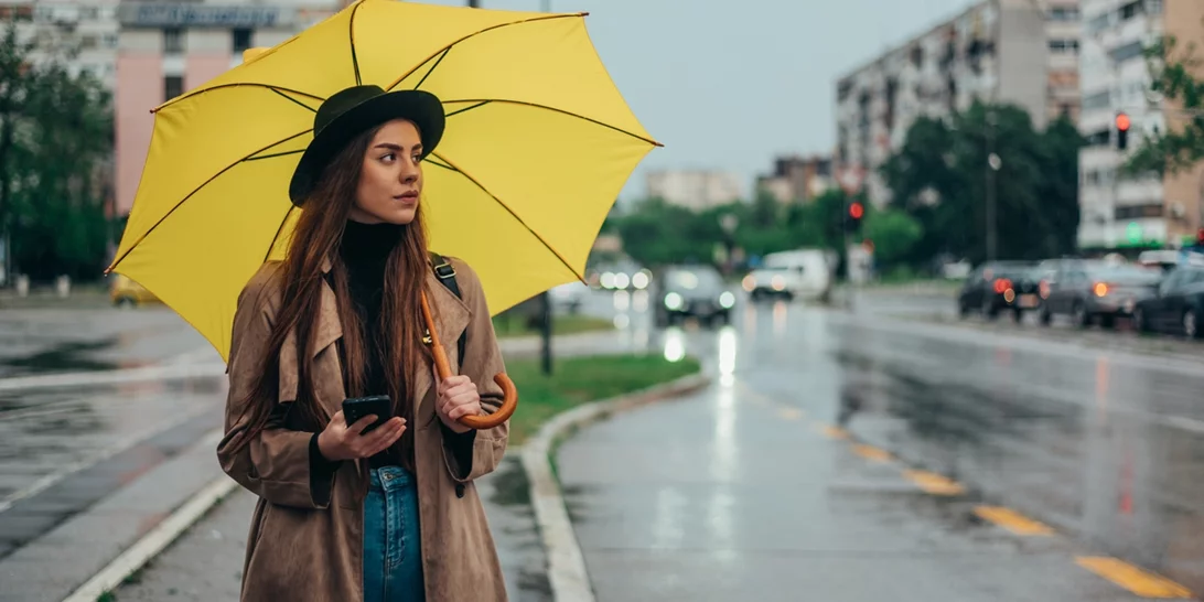 Διχασμένος ο καιρός σήμερα | Βροχές στη μισή χώρα, ηλιοφάνεια στην υπόλοιπη - Έρχεται σκόνη το Σαββατοκύριακο