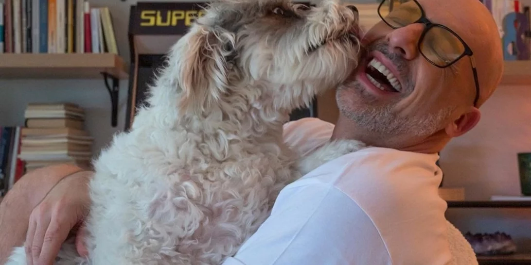 Ο Νίκος Μουτσινάς μας δείχνει το σπίτι του | Φουλ χρώμα και πολλά βιβλία