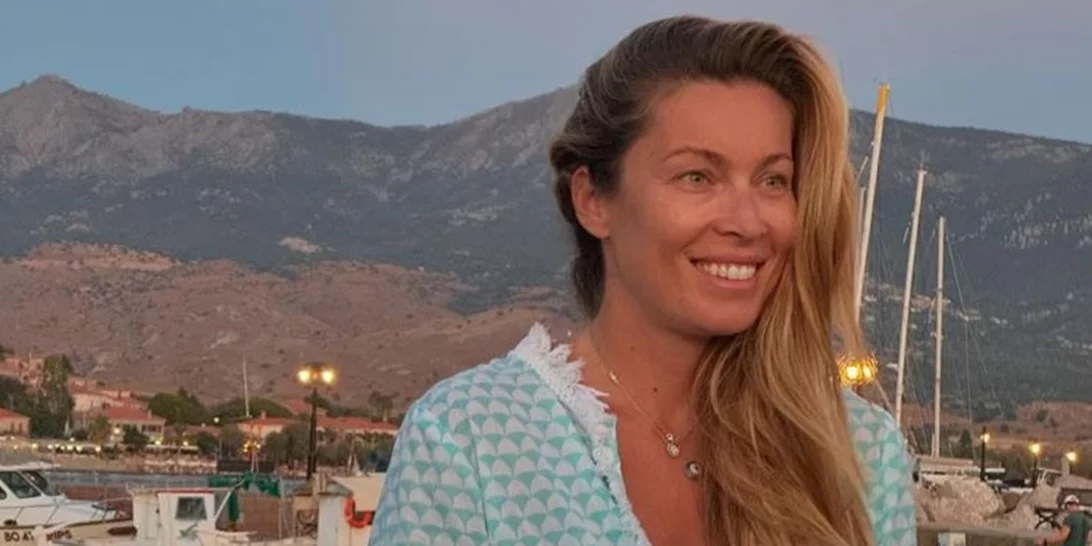 "Chase the hat" | H Μαριέττα Χρουσαλά σε παραθαλάσσιο προορισμό με τη Μαρία Μπεκατώρου