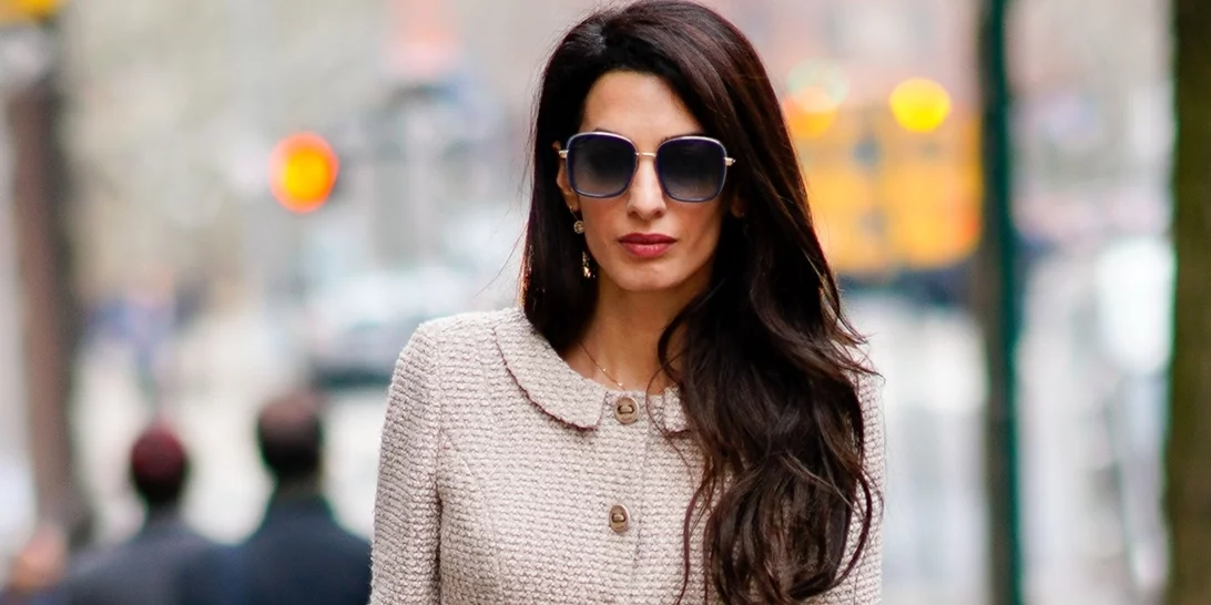 Η Amal Clooney υιοθέτησε το χρώμα μαλλιών που "κρύβει" χρόνια από το πρόσωπο