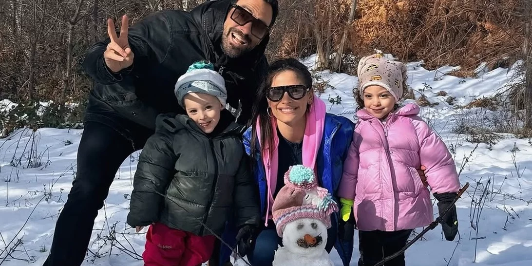 Η Χριστίνα Μπόμπα και ο Σάκης Τανιμανίδης στο τεράστιο σαλόνι τους | Το νέο βίντεο με τις μικρές τους