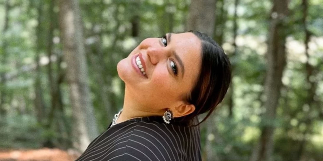 Δανάη Μπάρκα | Με το διάφανο παντελόνι και πουκάμισο που είναι ιδανικά για ένα εναλλακτικό glamorous look Χριστουγέννων