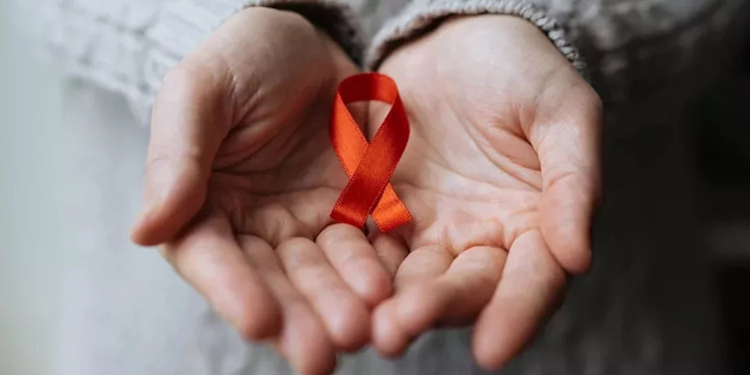 Παγκόσμια Ημέρα Κατά του Aids | 1 στους 2 διαγιγνώσκεται καθυστερημένα – Γιατί η Ευρώπη χάνει τον στόχο έως το 2030