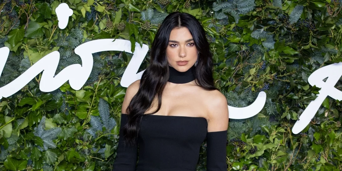 Μπορείς να φορέσεις το τοπ του μπικίνι εκτός παραλίας; Η Dua Lipa το έκανε πολλές φορές