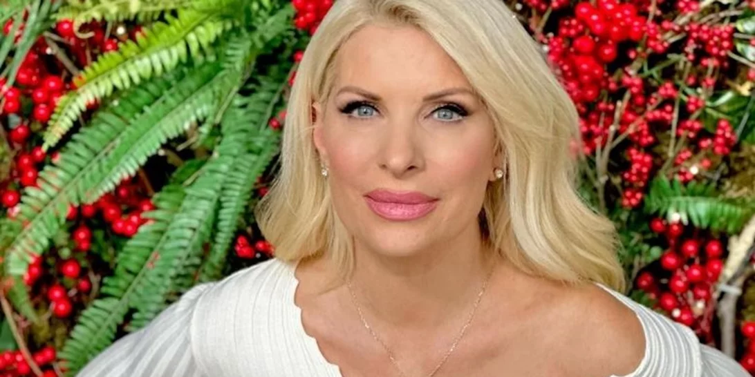 Vintage φωτογραφία της Ελένης Μενεγάκη στα τέλη του 80' | Μελαχρινή δίπλα στο χριστουγεννιάτικο δέντρο