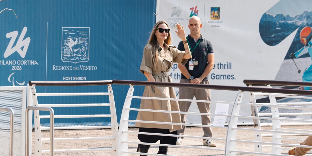 Η Angelina Jolie στο Φεστιβάλ Βενετίας με την κοντομάνικη καμπαρντίνα για την οποία μιλούν όλοι