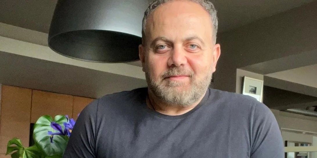 Ο Μιχάλης Κεφαλογιάννης έχει το πιο στιλάτο σπίτι με φρέσκα λουλούδια πάντα και παντού