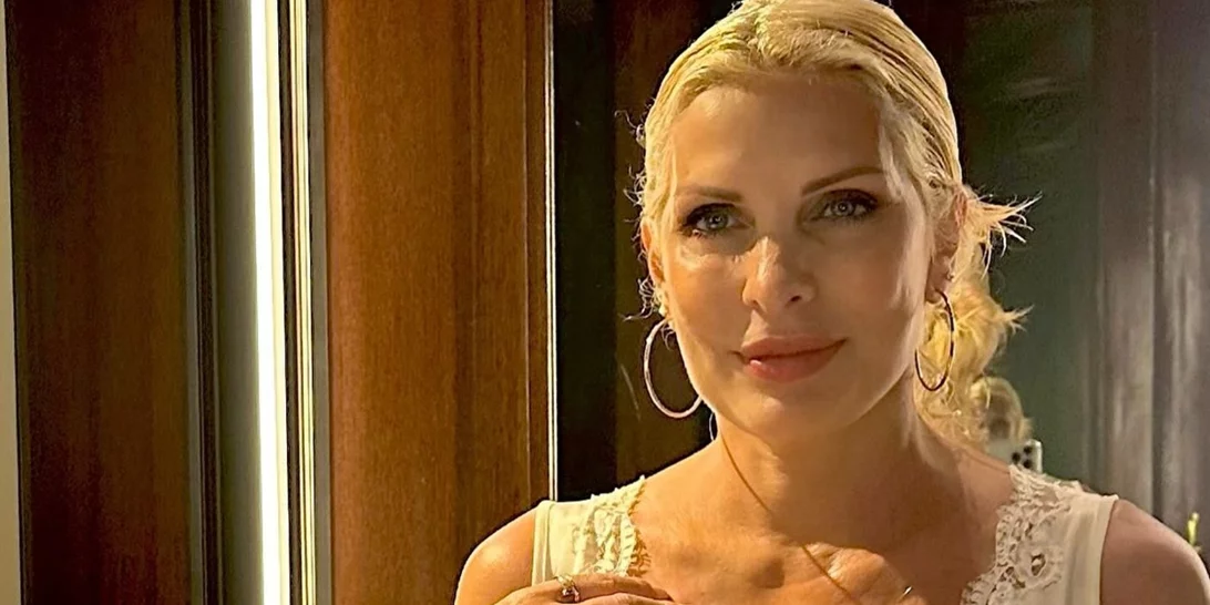 Η Ελένη Μενεγάκη ποζάρει χαρούμενη στην αγαπημένη της Άνδρο "Αυτό το μέρος … μου πάει πολύ"