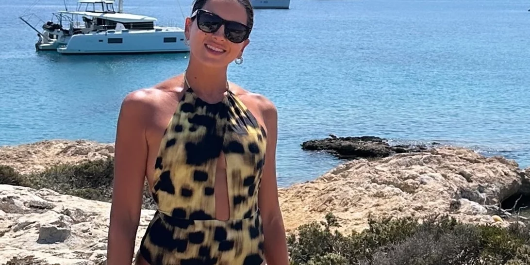 Mε λουλούδια στα μαλλιά | Η Σταματίνα Τσιμτσιλή στη νέα της εμφάνιση στην Πάρο