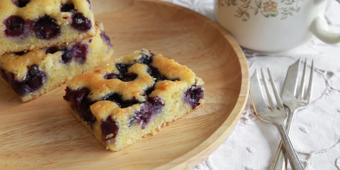 Εσύ ακόμη να τα δοκιμάσεις; Πεντανόστιμα και πανεύκολα pancakes ταψιού με αλεύρι ολικής